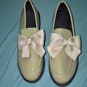 An Ellegant Bow Loafers in Olive Green